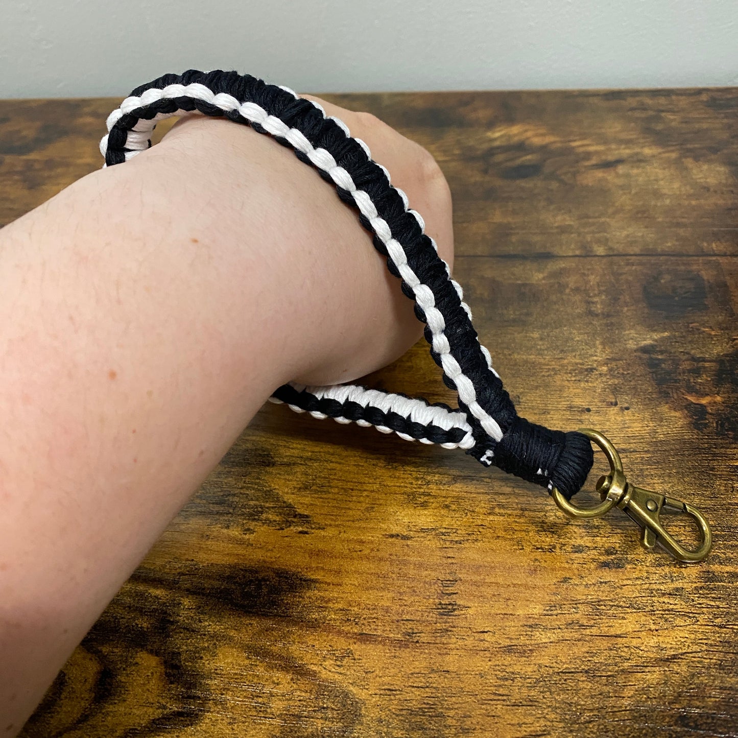 Keychain - Macrame Bracelet - White Side Stripe